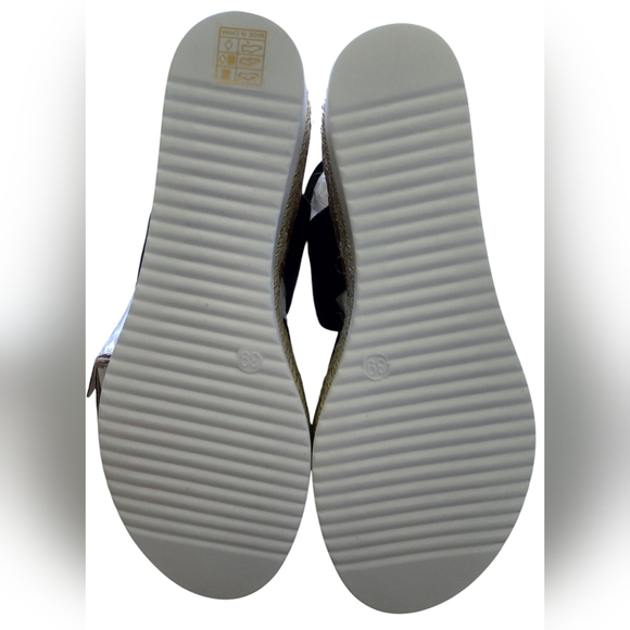 🌞NWT Shein Black Wedge Sandals - Picture 5 of 5